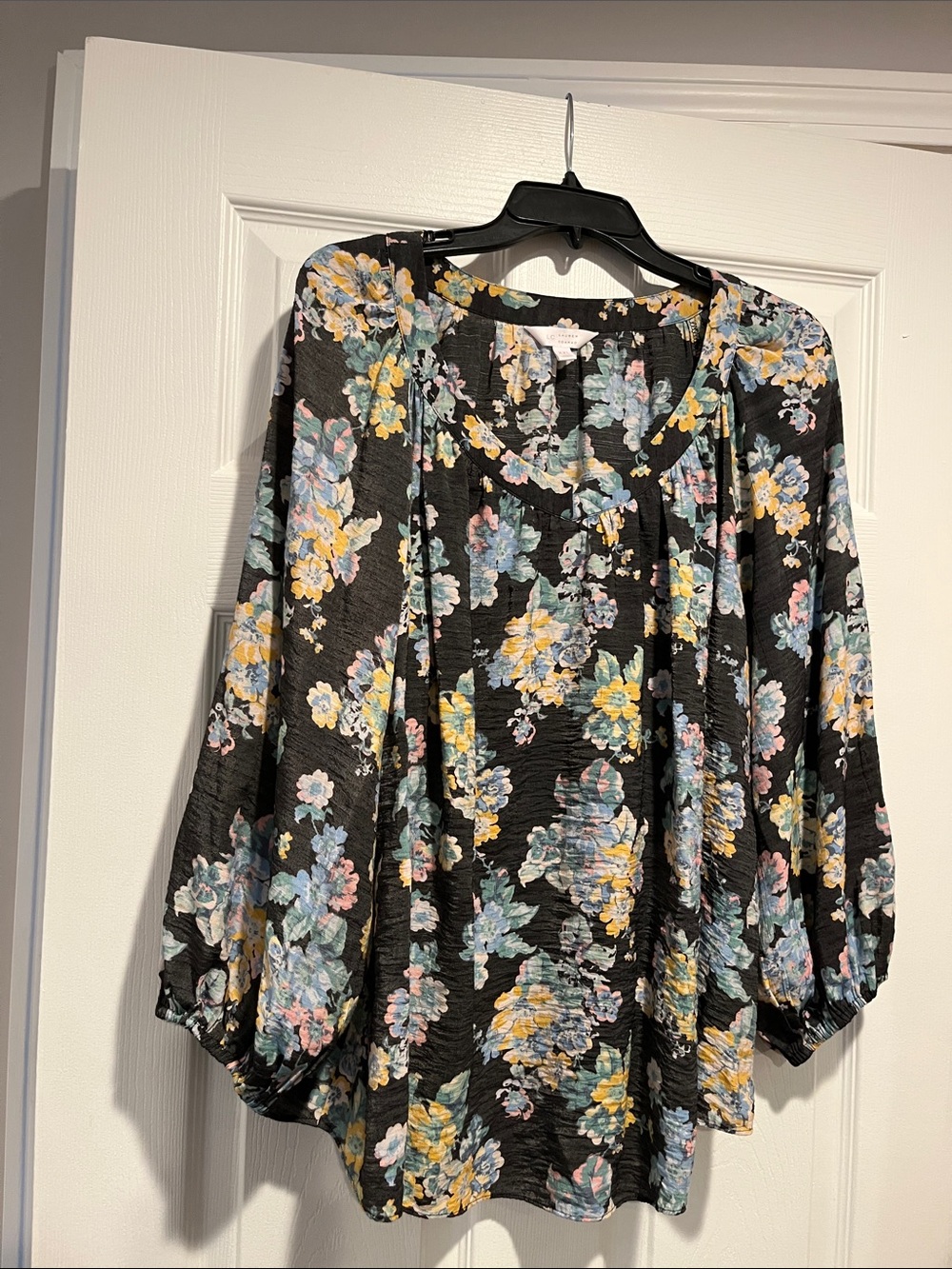 LC Lauren Conrad Black/Dar Grey Floral V-Neck Tunic with Puff Sleeves